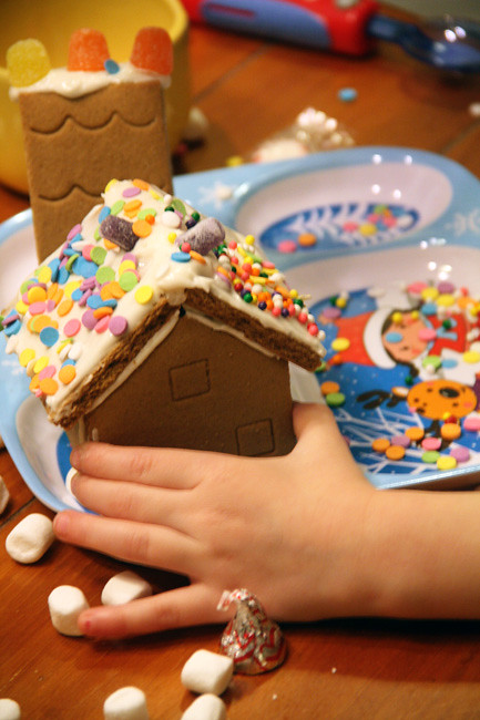 Aut-hand-holding-her-house