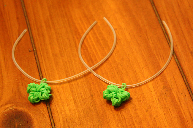 Put-clover-on-pony-tubing