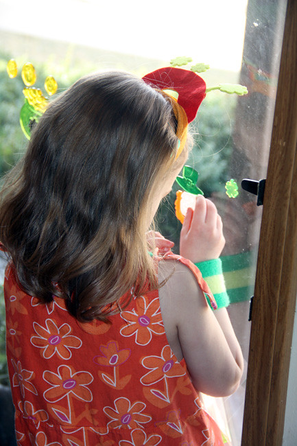 Aut-sticking-clings-on-door
