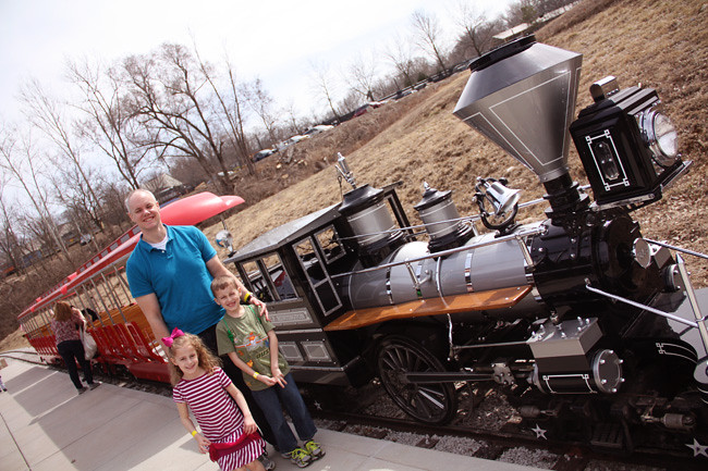 Brian-and-Kids-in-front-of-steam-engine