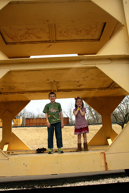 Kids-standing-on-yellow-train