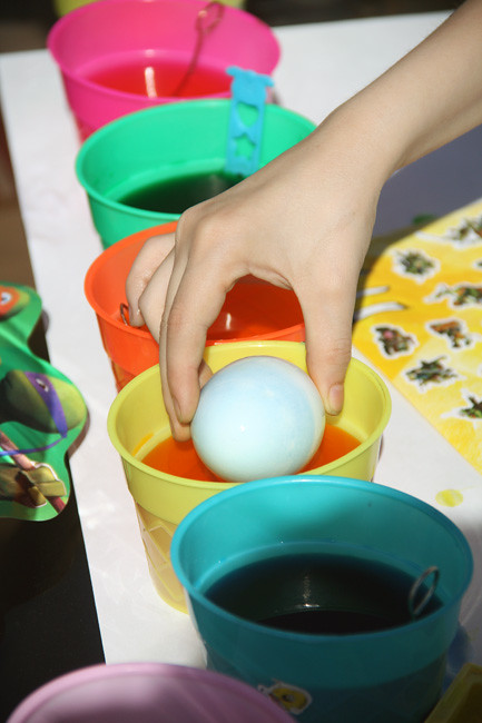 Nathan-hand_Dying-egg