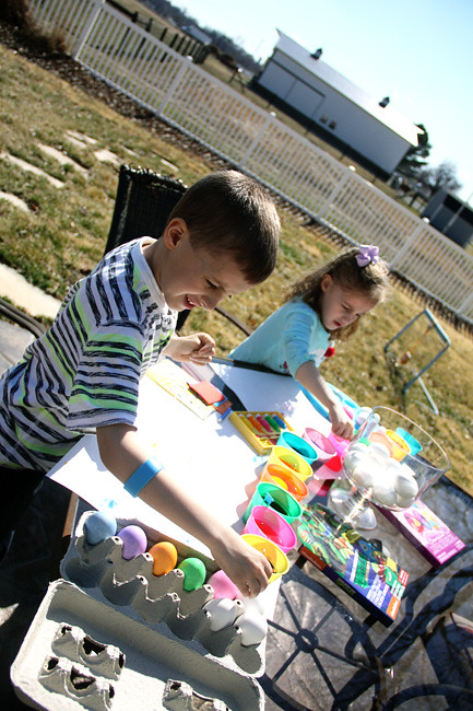 Kids-both-dying-eggs-view-of-barn