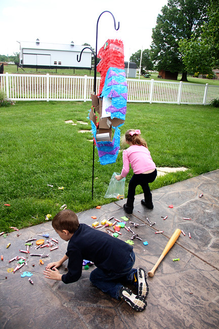 Pinanta_Picking-up-candy