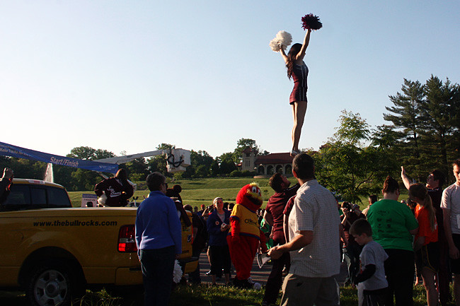 Cheerleader-and-Start-Line