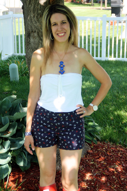 Mid-view_One-hand-on-hip