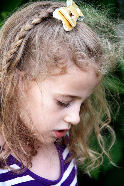 Looking-at-the-fairy-garden_close-up