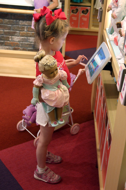 Aut-and-Caroline-on-computer