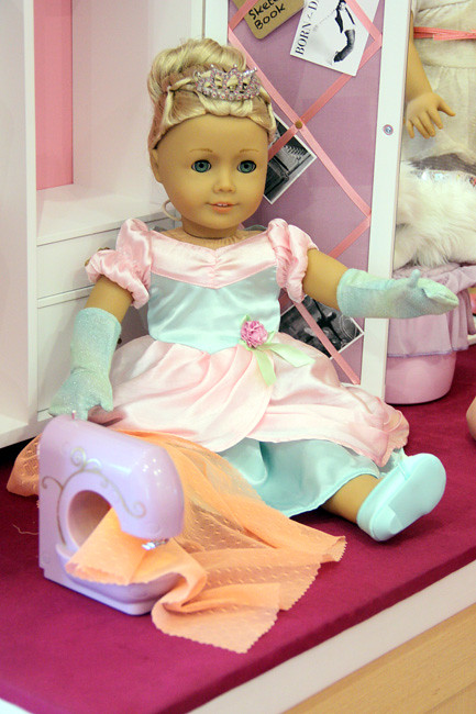Caroline-and-sewing-machine