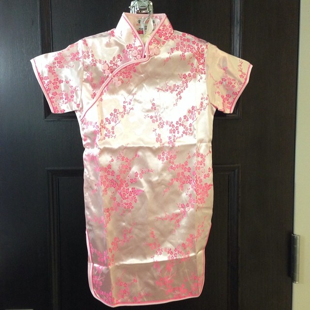 Had so much fun shopping in Chinatown today. It felt like we had stepped into another world when we got off the subway. I did a little shopping after our food tour and found this pink kimono for Autumn for only $10! Get out! It has a different pattern on