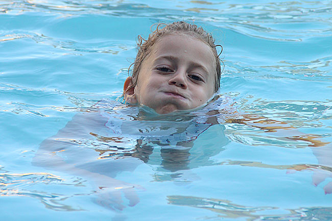 Aut-holding-breath-in-pool