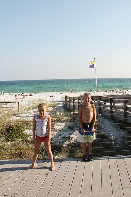 Kids-in-front-of-beach