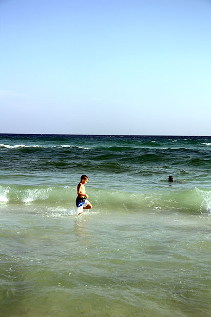 Nat-walking-in-ocean