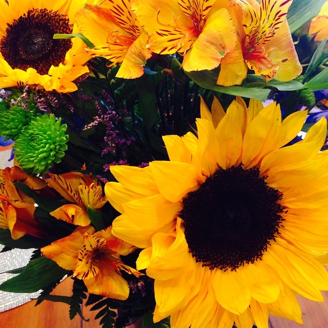 My sweet husband delivered this beautiful bouquet of sunflowers to the house as an early birthday treat! Love you so much @brianalbrecht ! He put Ames soeurs on the card, which means soul mate in French! He also had that engraved on my wedding band. Love
