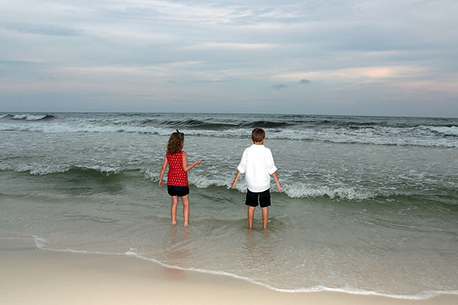 End_Kids-looking-at-ocean