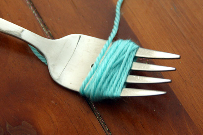 Pom-Pom_Wrap-String-around-fork