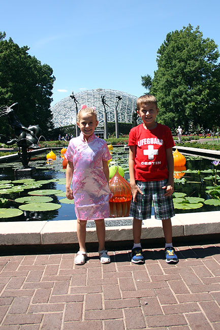Kids-in-front-of-mobot