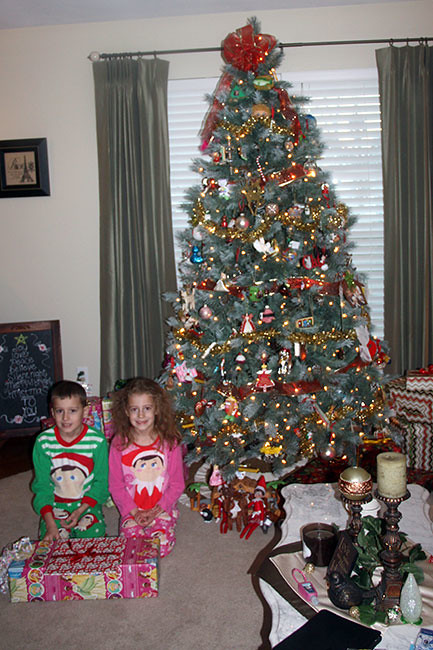 Christmas-Morning_Kids-by-entire-tree