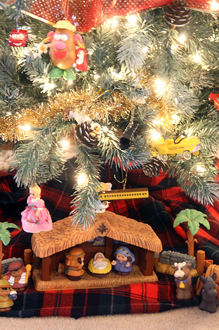Living-Room_Tree_Nativity