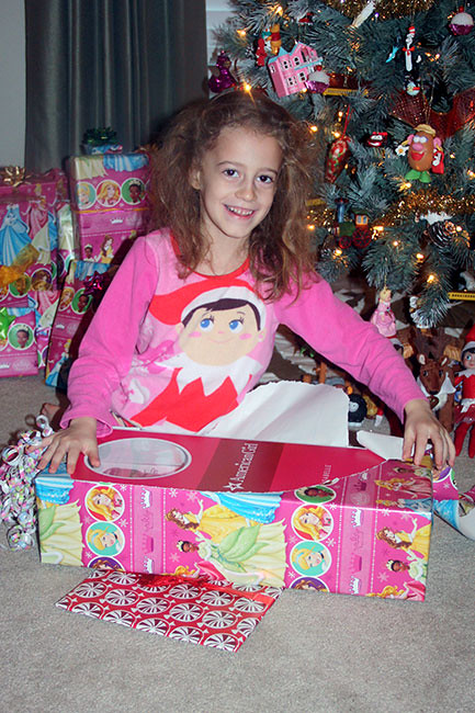 Christmas_Aut-unwrapping-AG-doll