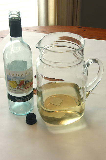 1-Fill-vase-with-wine