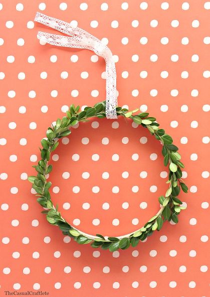 simple-boxwood-wreath-using-an-embroidery-hoop-crafts-wreaths