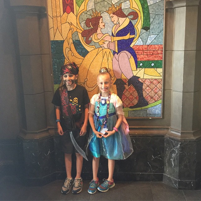 Lunch at Be Our Guest with a pirate and Elsa. They look so different yet are the cutest. 👑💛 #Disney #beourguestrestaurant #beourguest #piratesleague #bibbibibobbidiboutique