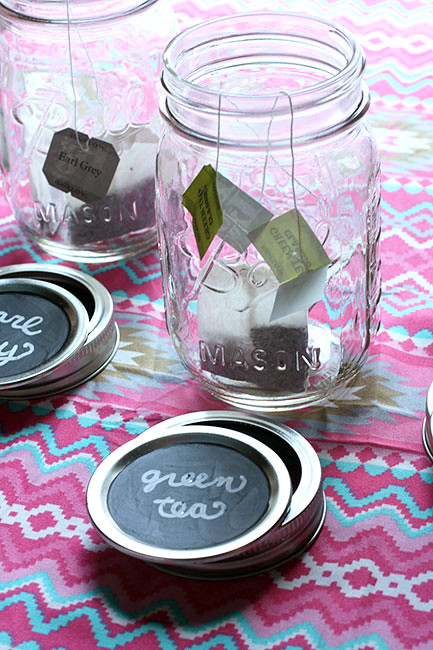 Table_put-tea-bags-in