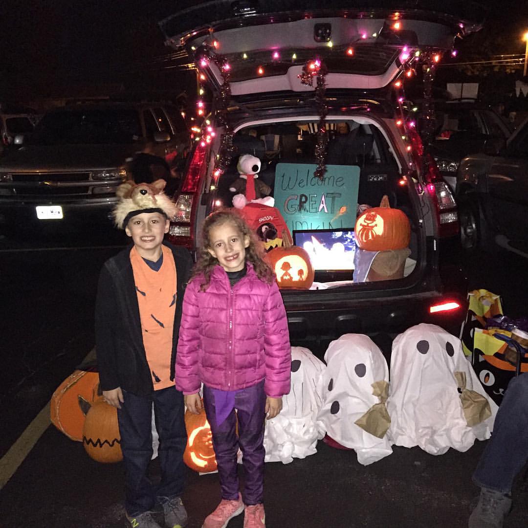 Trunk or treat with my favorite peeps! 🎃🎃🎃 let the weekend of festivities start! #trunkortreat #peanuts #mal #foxy