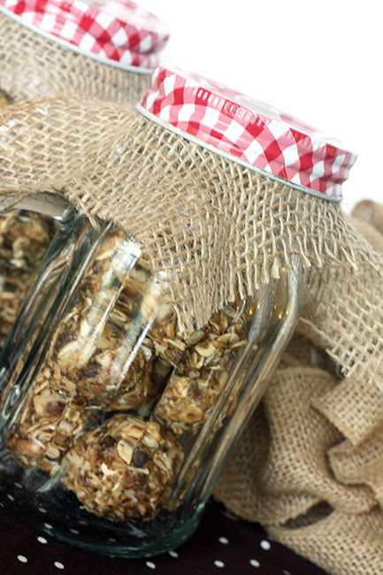 Decorate3_wrap-with-burlap-ties