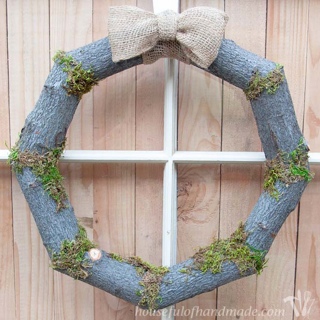 Woodsy-Fall-Log-Wreath_650