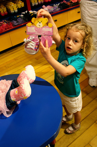 Aut-holding-up-shoes