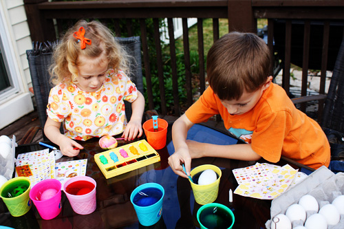 Kids-dying-eggs-in-action