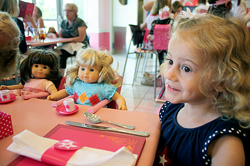 Aut-at-table-with-dolls
