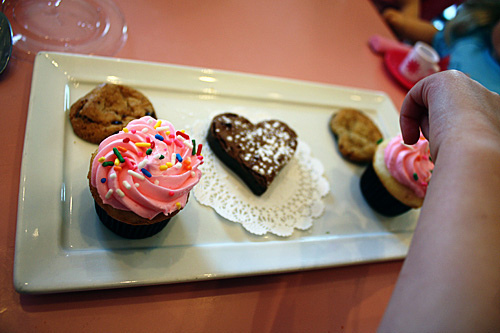 dessert-plate-auttie-hand