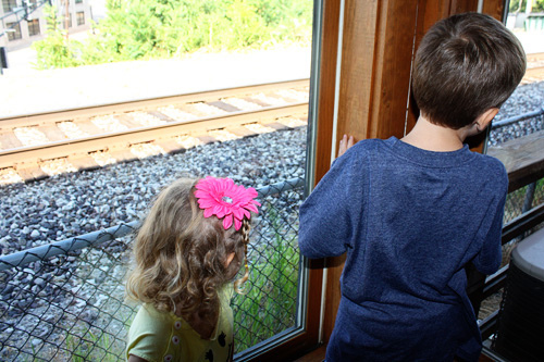 Kids-both-looking-out
