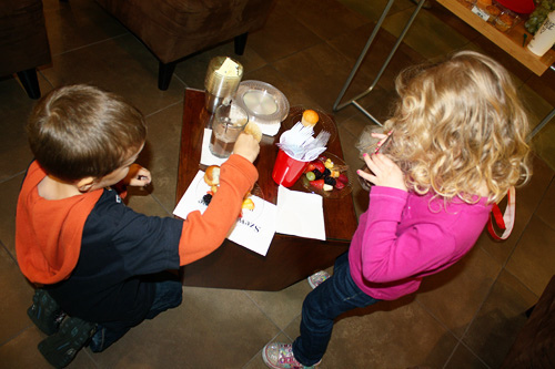 Kids-eating-fruit
