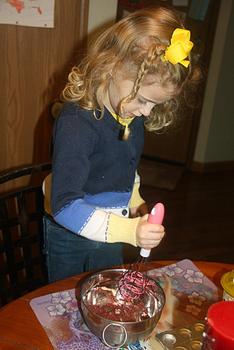 Auttie-Mixing-Cake-Mix
