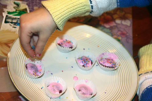 Adding-Sprinkles_Closeup