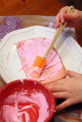 Closeup-Spreading-Pink-Icing