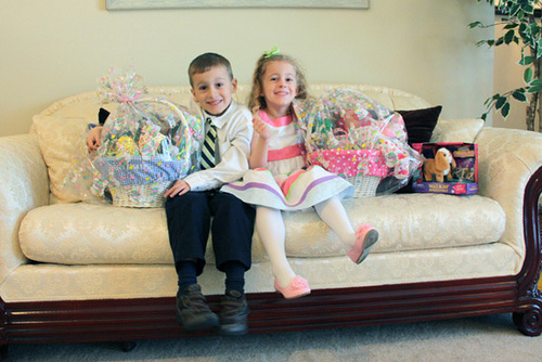 Kids-with-Baskets-on-Couch