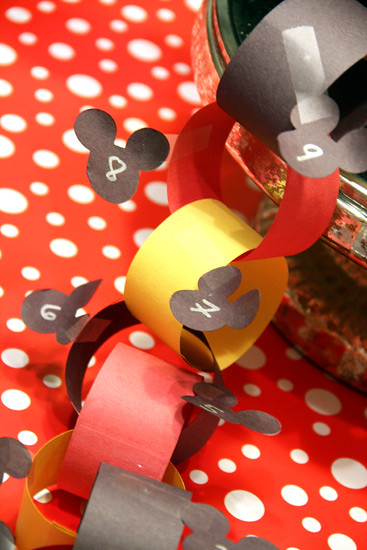 Closeup-of-Chains-on-Table