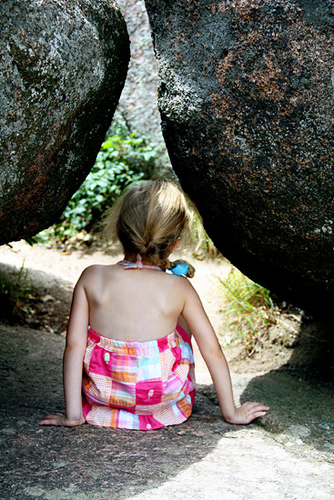 ER_Autumn-crawling-under-rocks