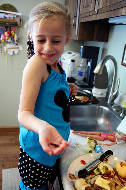 Prep_Auttie-with-apple-seeds