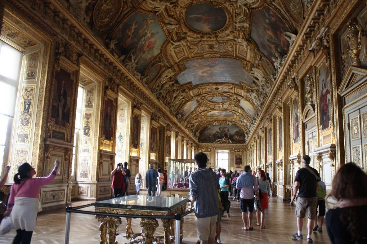 Louvre-outside-of-bldg